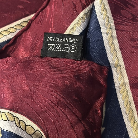 Vintage UNBRANDED PAISLEY BRIDLE RED PRINTED LARGE 100% Silk Scarf 35” x 34” - Picture 7 of 7